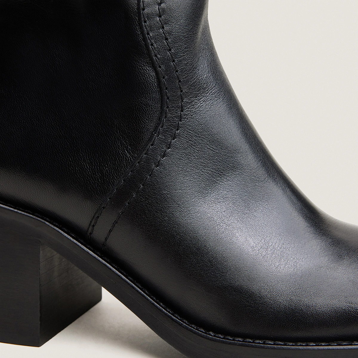 Heeled ankle boots in black leather | DIVALO