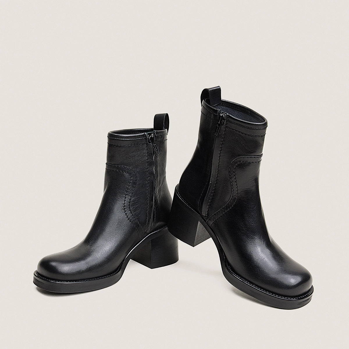 Heeled ankle boots in black leather | DIVALO