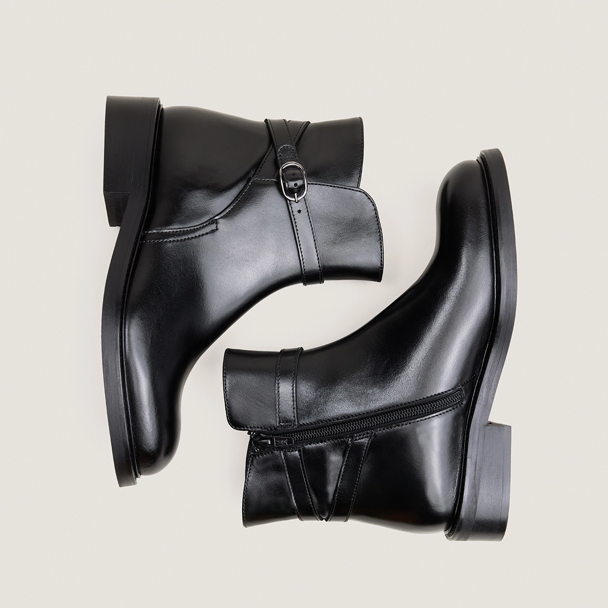 Round-toe ankle boots in black leather | DOOTSY