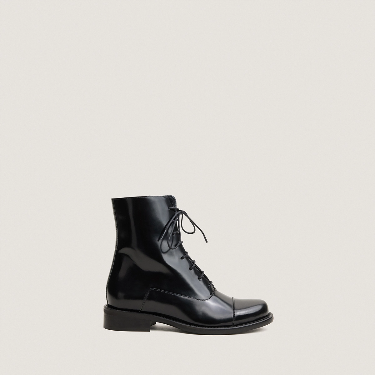 Round-Toe Boots in black glazed leather | DOVELIA