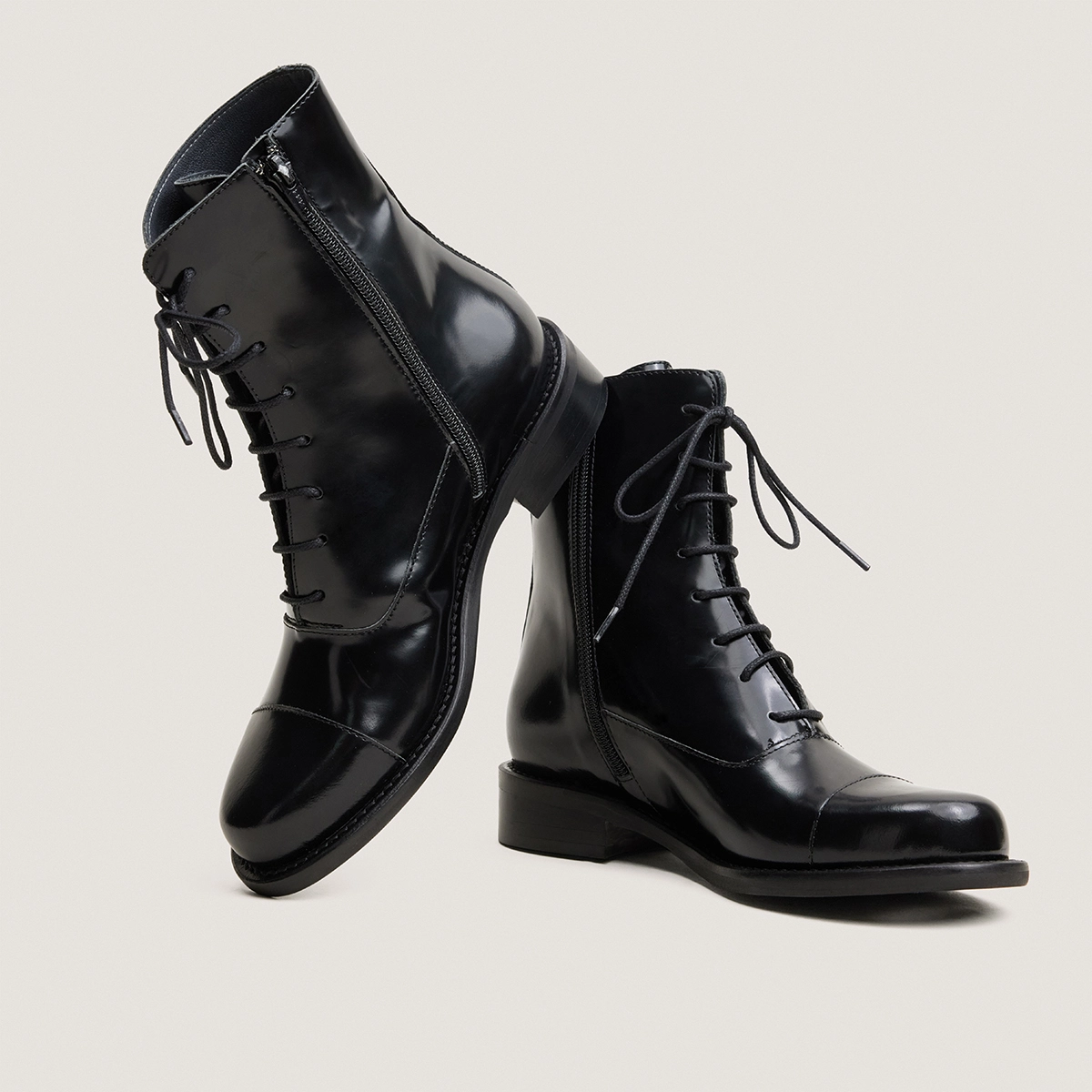 Round-Toe Boots in black glazed leather | DOVELIA
