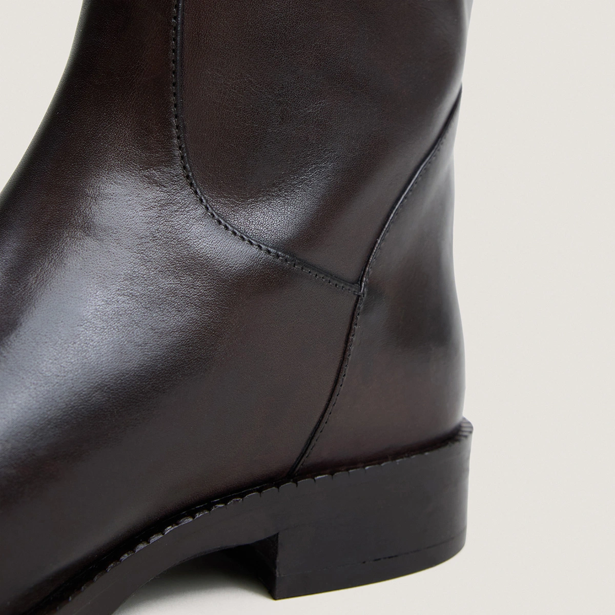 Round-Toe Boots in dark brown leather | FLEUR
