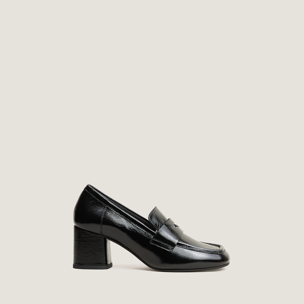 Loafers with square toes in black shiny leather | DUCHE
