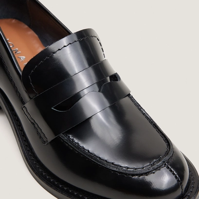 Heeled loafers black