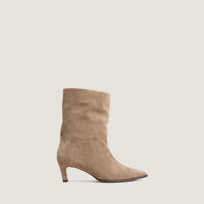 Heeled ankle boots with pointed toes taupe