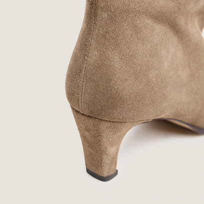 Heeled ankle boots with pointed toes taupe