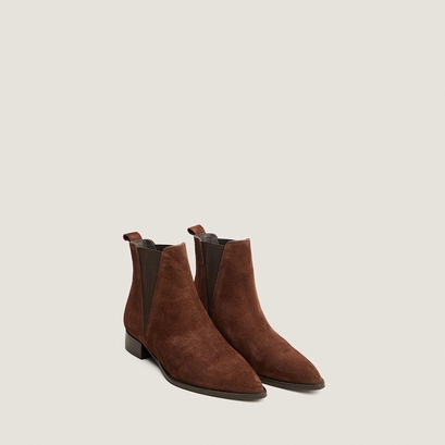 Chelsea boots with heels and pointed toes brown