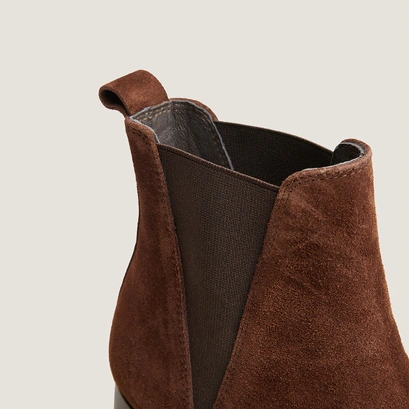 Chelsea boots with heels and pointed toes brown