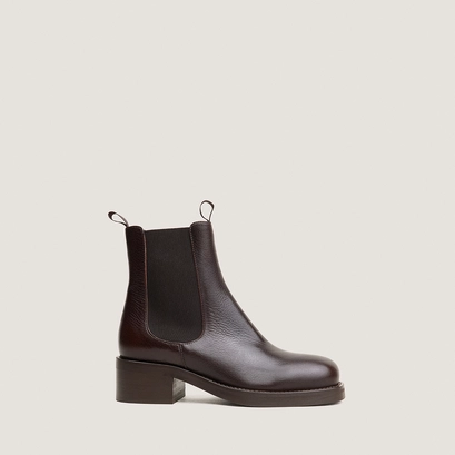 Chelsea boots with heels and round toes dark brown