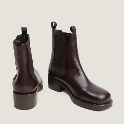 Chelsea boots with heels and round toes dark brown
