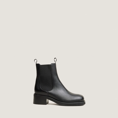 Chelsea boots with heels and round toes black