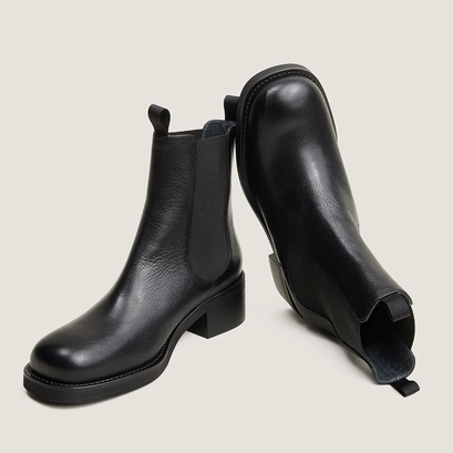 Chelsea boots with heels and round toes black