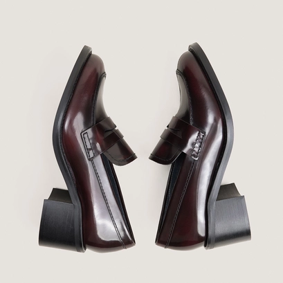 Heeled loafers in glossy burgundy leather | dollege