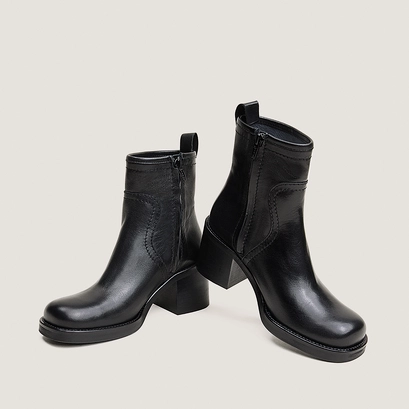 Heeled ankle boots black