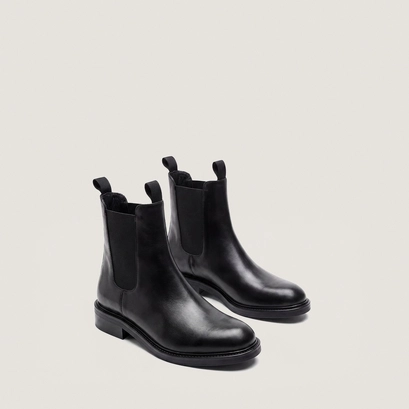 Round-toe boots black
