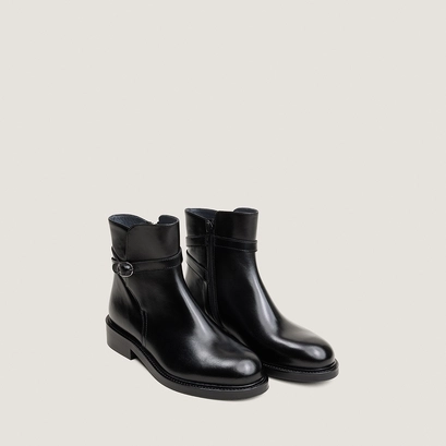 Round-toe ankle boots black