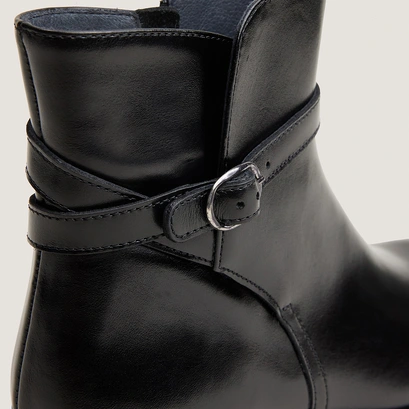 Round-toe ankle boots black