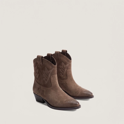 Ankle boots with pointed toes taupe