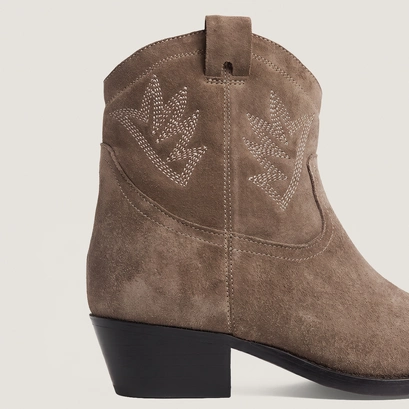 Ankle boots with pointed toes taupe
