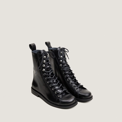 Boots with round toes black