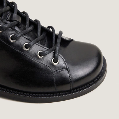 Boots with round toes black