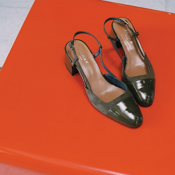 Low-heel slingbacks in khaki patent leather and khaki suede | DHAPOPY
