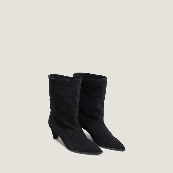 Heeled ankle boots with pointed toes in black suede | PY