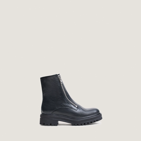 Boots with lug soles and zip in black grained leather | ARZEA