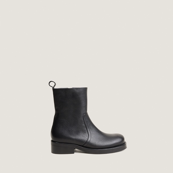Lace-up heeled ankle boots in black grained leather | DIO