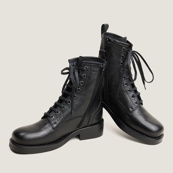 Lace-up heeled ankle boots in black grained leather | DIO