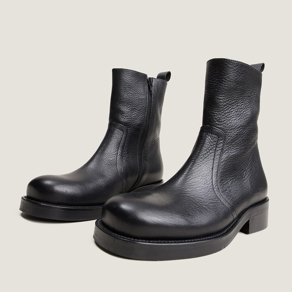 Lace-up heeled ankle boots in black grained leather | DIO