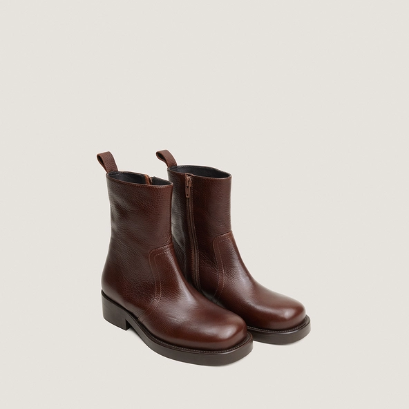 Zip heeled ankle boots in brown grained leather | DIO