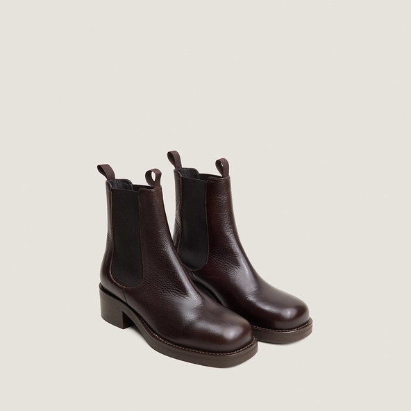 Chelsea boots with heels and round toes in dark brown grained leather | DIALO
