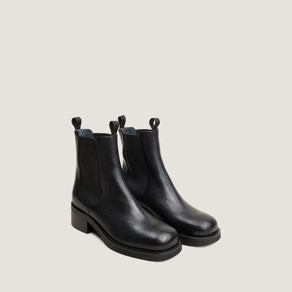 Chelsea boots with heels and round toes in black grained leather | DIALO
