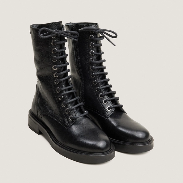Heeled boots in black grained leather | APHELIE