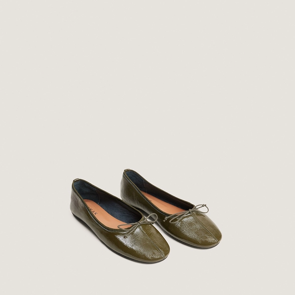 Round-toe ballet flats with delicate laces in khaki pleated patent leather | DALLETTE