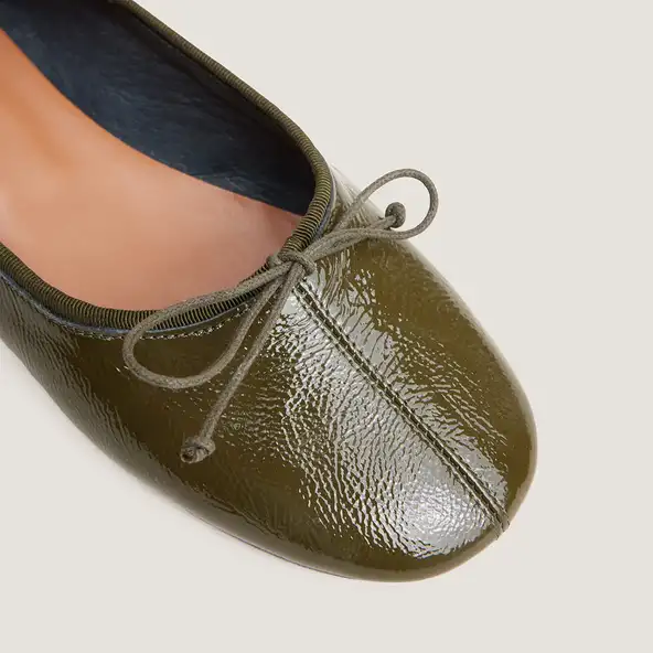 Round-toe ballet flats with delicate laces in khaki pleated patent leather | DALLETTE
