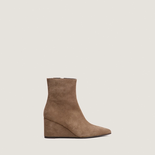 Pointed-toe ankle boots in taupe split leather | DELIANE