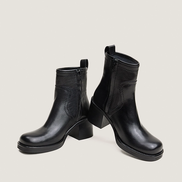 Heeled ankle boots in black leather | DIVALO