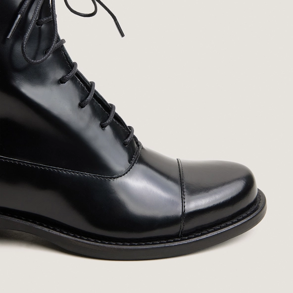 Round-Toe Boots in black glazed leather | DOVELIA