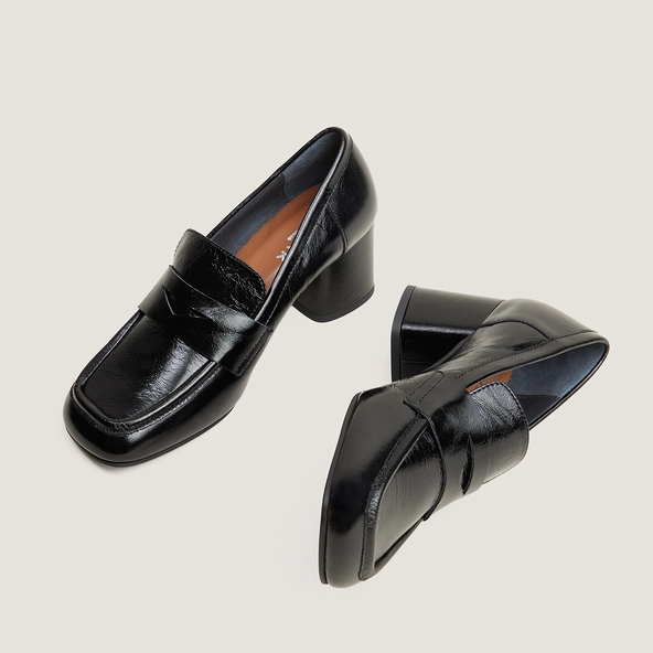 Loafers with square toes in black shiny leather | DUCHE