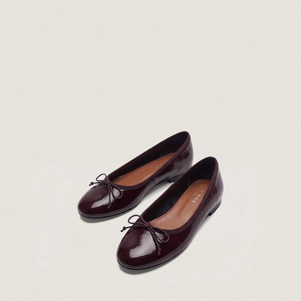 Lace-up ballet flats in burgundy pleated patent leather | DALLERINE
