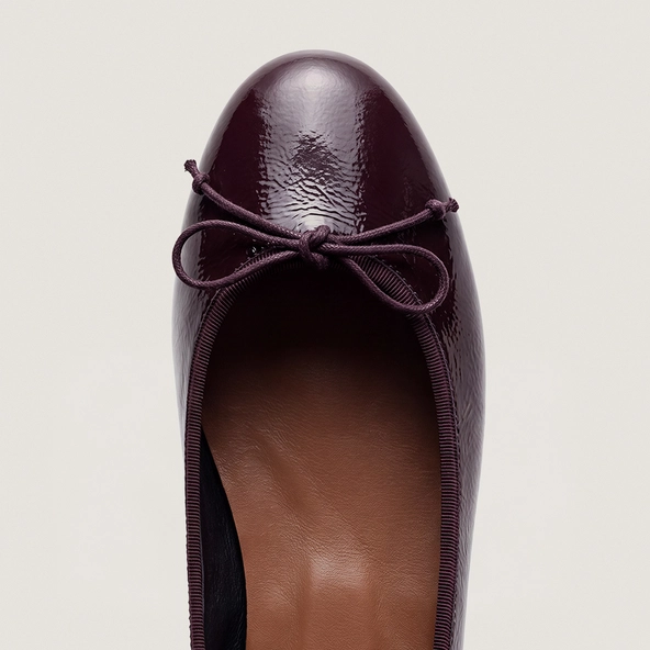 Lace-up ballet flats in burgundy pleated patent leather | DALLERINE