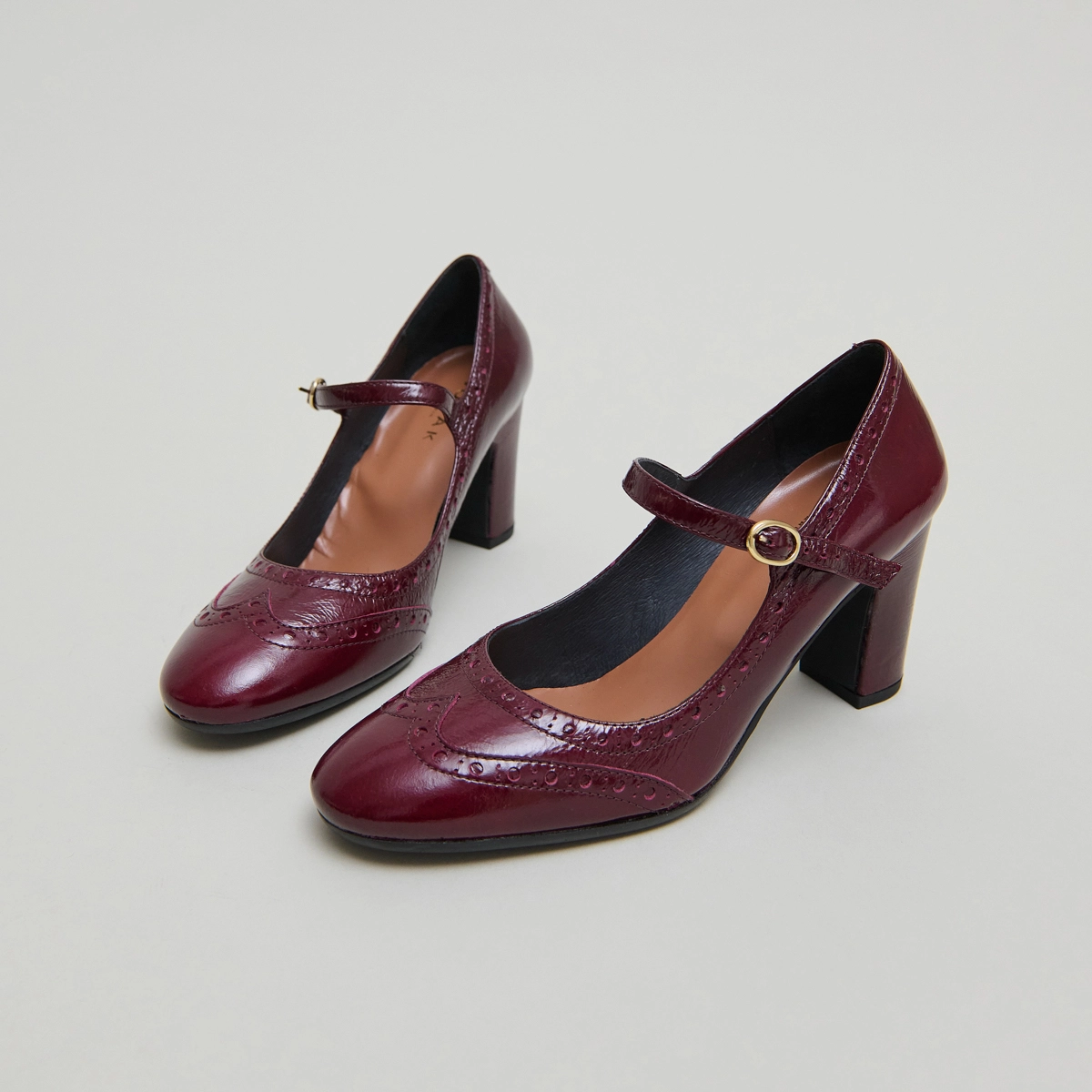 Babies &agrave; talons et d&eacute;tails perfor&eacute;s in burgundy shiny leather | DIRIOS