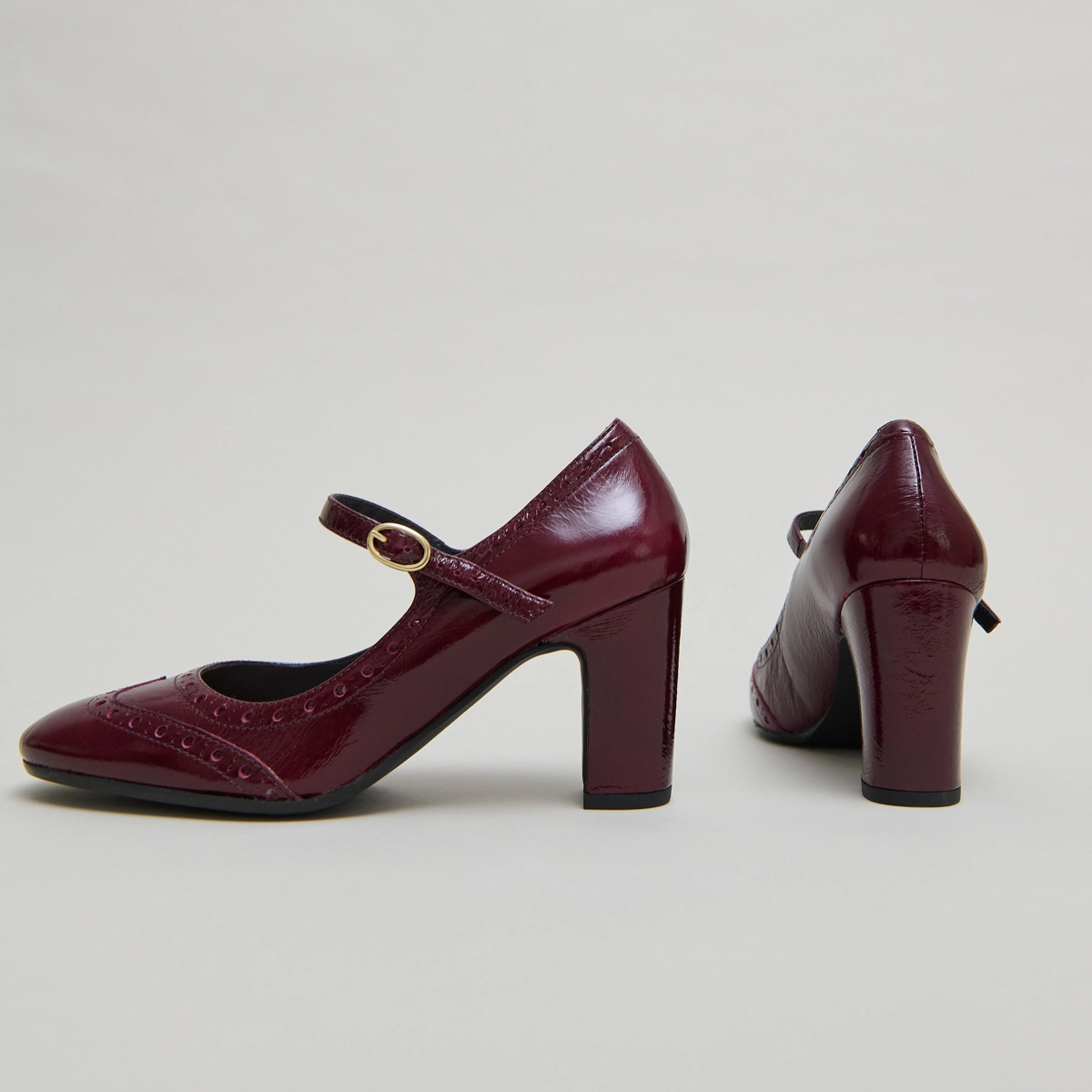 Babies &agrave; talons et d&eacute;tails perfor&eacute;s in burgundy shiny leather | DIRIOS