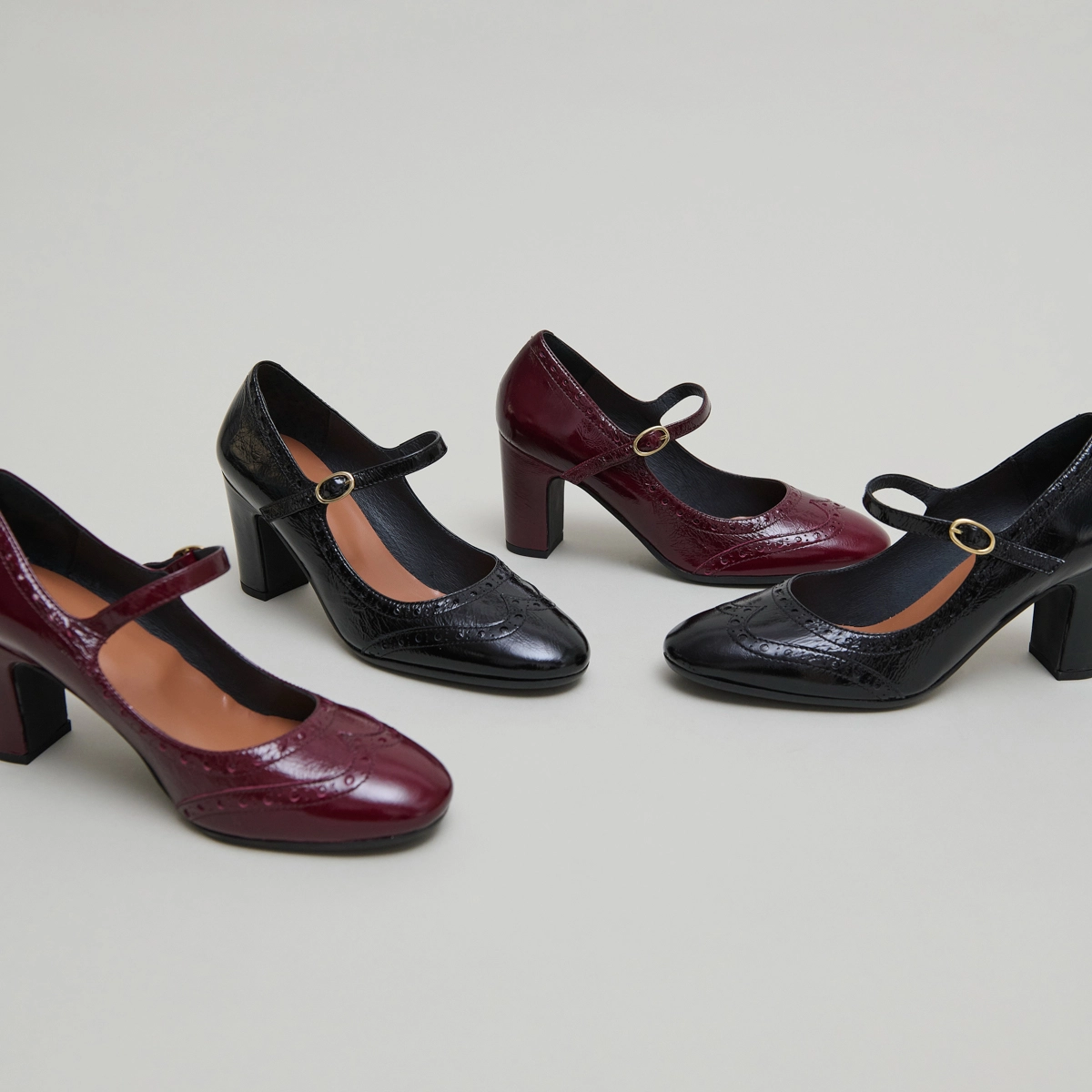 Babies &agrave; talons et d&eacute;tails perfor&eacute;s in burgundy shiny leather | DIRIOS