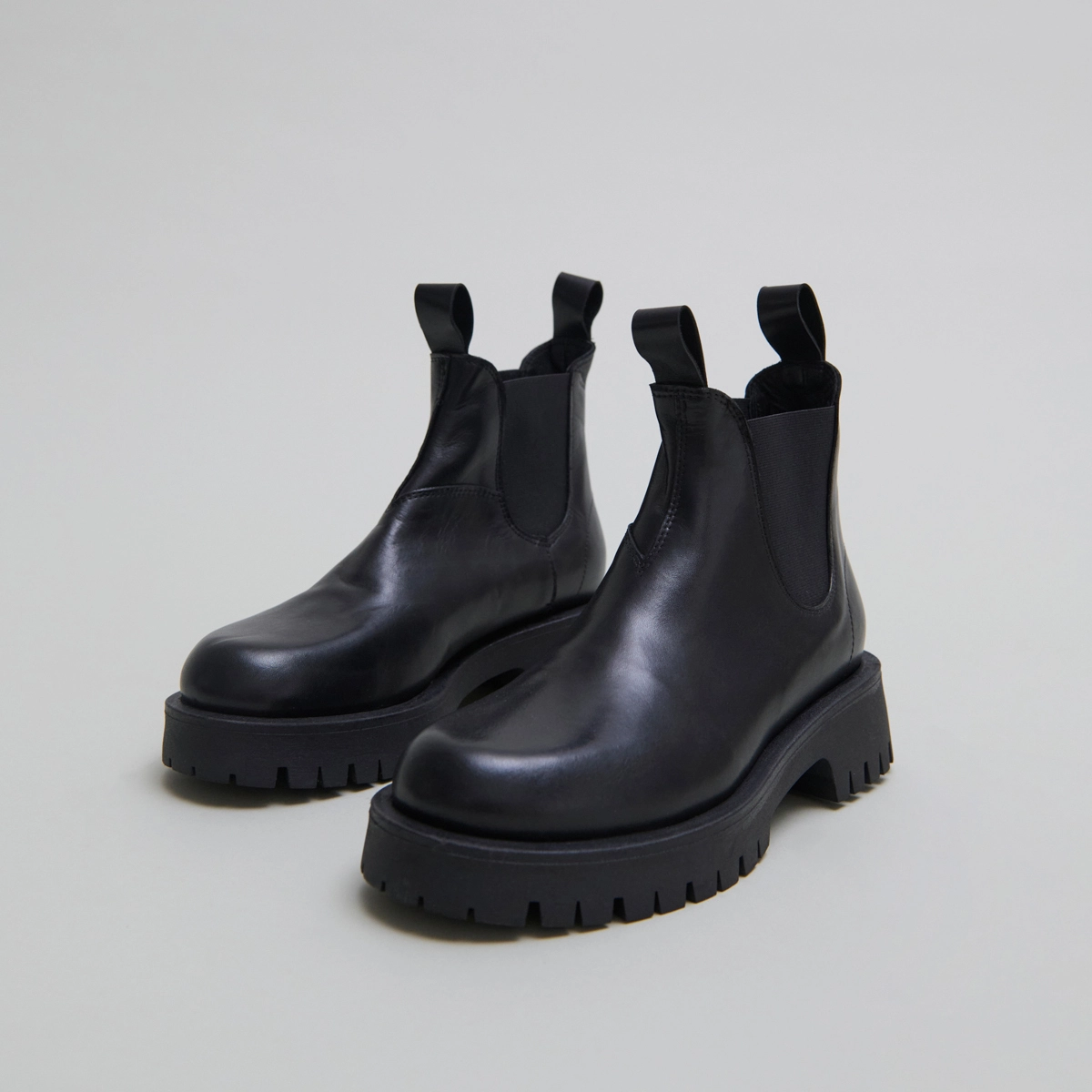 Boots &agrave; semelles crant&eacute;es in black leather | ROCHE