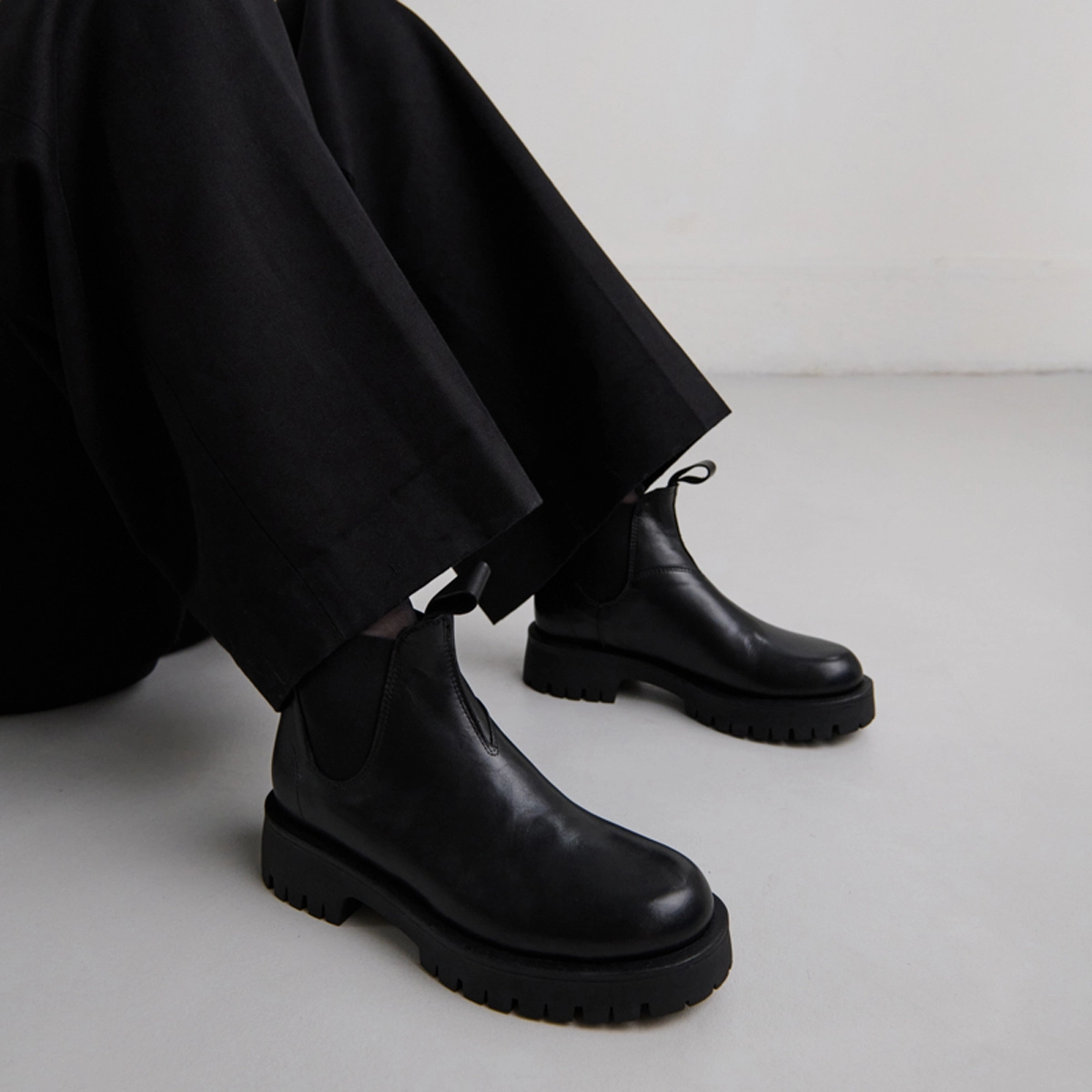 Boots &agrave; semelles crant&eacute;es in black leather | ROCHE