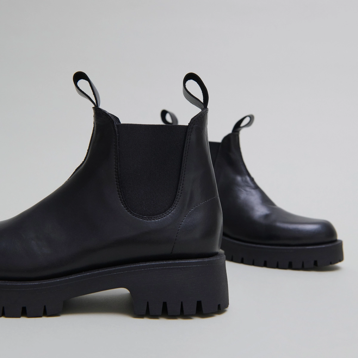 Boots &agrave; semelles crant&eacute;es in black leather | ROCHE