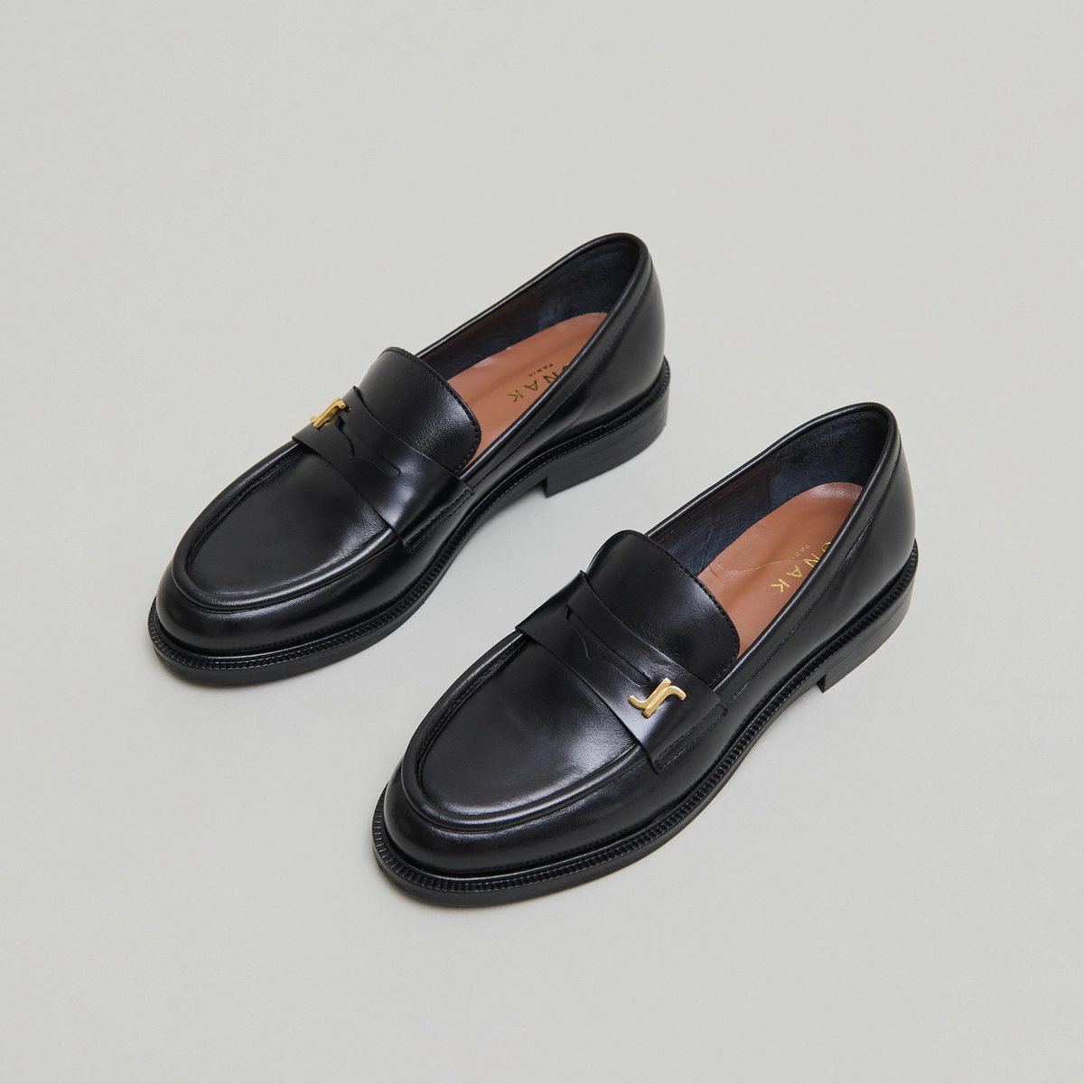 Round-toed loafers in black leather | DUEDI